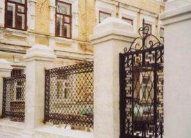 Декоративный металлический забор на монолитном основании Декоративный металлический забор на монолитном основании