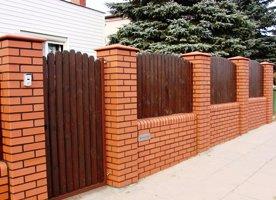 Кирпичный забор с деревянными вставками