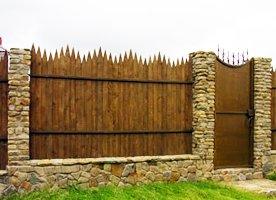 деревянный забор на каменном основании