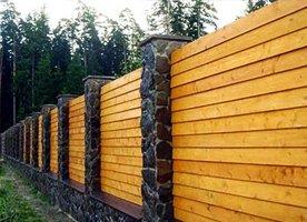 Забор из дерева на монолитной основе